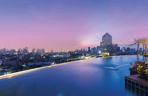 Phra Khanong Nuea Condo | Modern condo close to BTS and many restaurants.