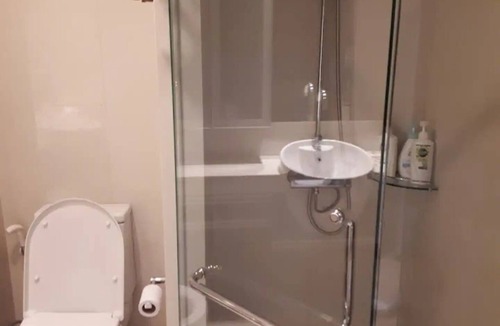Phra Khanong Nuea Condo | Modern condo close to BTS and many restaurants.