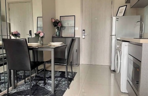 Sukhumvit Condo | Modern Condo in Khlong Toei Balcony, Gym, & Fast WiFi