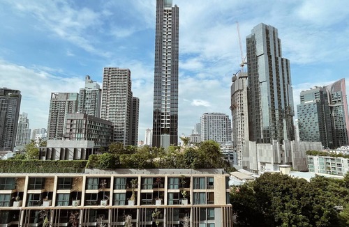 Sukhumvit Condo | Modern Condo in Khlong Toei Balcony, Gym, & Fast WiFi