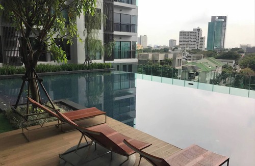 Sukhumvit Condo | Modern Condo in Khlong Toei Balcony, Gym, & Fast WiFi