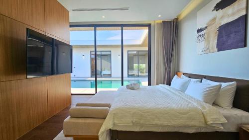 Chalong Villa | Modern Luxury 4BR Pool Villa by the Sea E1