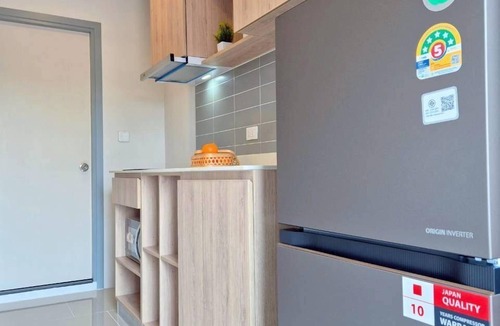 Bang Yi Khan Apartment | Modern one-bedroom condo on the 10th floor in Chewathai Pinklao. Comfortable for two guests with a separate living area, kitchen, washing machine, city view and access to the pool, gym and shared building amenities.