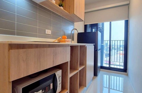 Bang Yi Khan Apartment | Modern one-bedroom condo on the 10th floor in Chewathai Pinklao. Comfortable for two guests with a separate living area, kitchen, washing machine, city view and access to the pool, gym and shared building amenities.