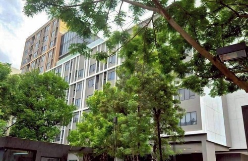 Bang Yi Khan Apartment | Modern one-bedroom condo on the 10th floor in Chewathai Pinklao. Comfortable for two guests with a separate living area, kitchen, washing machine, city view and access to the pool, gym and shared building amenities.