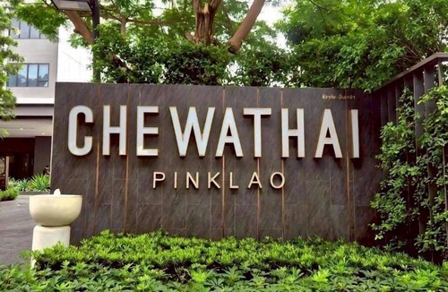 Bang Yi Khan Apartment | Modern one-bedroom condo on the 10th floor in Chewathai Pinklao. Comfortable for two guests with a separate living area, kitchen, washing machine, city view and access to the pool, gym and shared building amenities.
