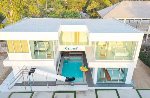 Na Chom Thian House | Na Jomtien 6BR Pool Villa · Karaoke & Games