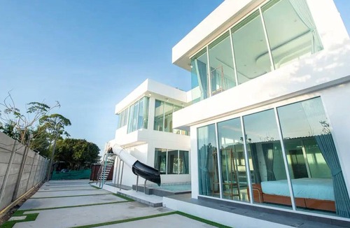 Na Chom Thian House | Na Jomtien 6BR Pool Villa · Karaoke & Games