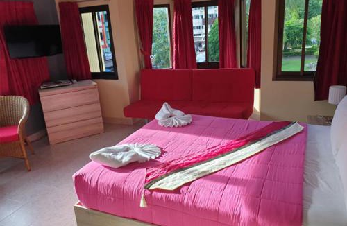 Karon House | Oasis Guesthouse & Bar