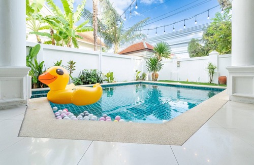 Na Chom Thian Villa | Peacock Beachside.Pool Villa with BBQ grill and private swimming pool near beach