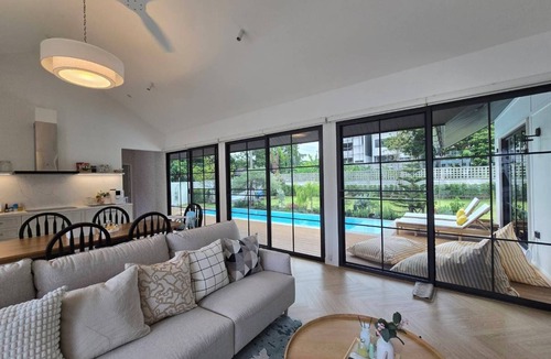 Phra Khanong Villa | Private 3-bedroom Pool Villa in Sukhumvit, 15-mins to skytrain