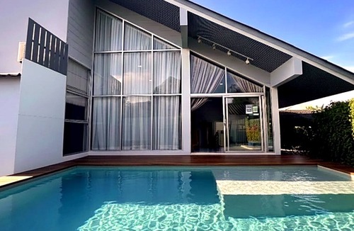 Si Racha House | Private Pool Villa @Sriracha, 3 BR , Family-Friendly with Kid's Club, 10 guests