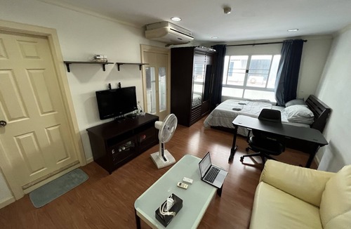 Bangkok Central Business District Apartment | Quiet resident in town. Supermarket N the malls just next door.