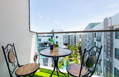 South Pattaya Apartment | Rare XXXL Swimming Pools Resort - 500Mbps Blazing Fast Free WIFI - Top Floor Pool View Balcony - Gym - Sauna - Kids Playground - Supermarkets