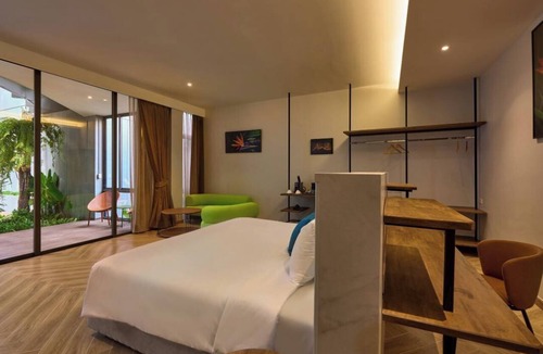 Wat Sam Phraya Hotel | Red Door