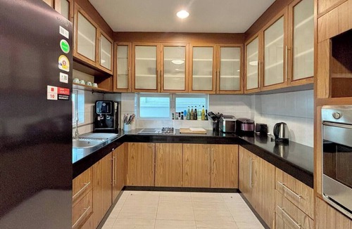 Khlong Tan Villa | Sleep10 | 100" Cinema | Quiet Gated Retreat | Mall