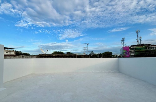 Bang Chak House | Spacious 4-bedroom townhome in Phrakanong with AC near TDPK