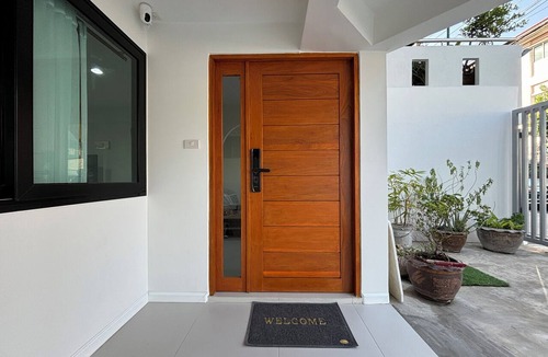 Bang Chak House | Spacious 4-bedroom townhome in Phrakanong with AC near TDPK