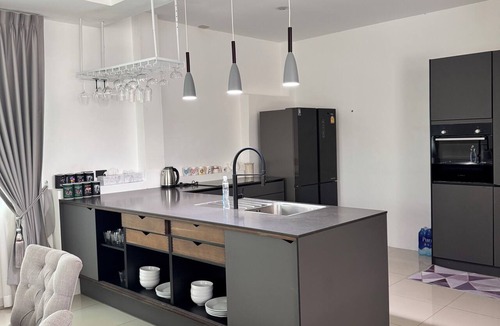 Central Pattaya House | Spacious 5-bedroom house in terrific Muang Pattaya with AC and fitness room