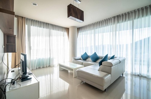 Karon Apartment | Spacious apartment with jacuzzi and ocean view