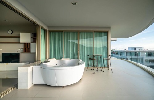 Karon Apartment | Spacious apartment with jacuzzi and ocean view