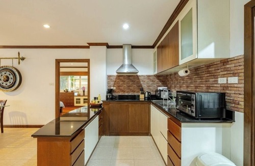 Karon Apartment | Spacious & Stylish Apartment 5 minutes walk to Karon beach.