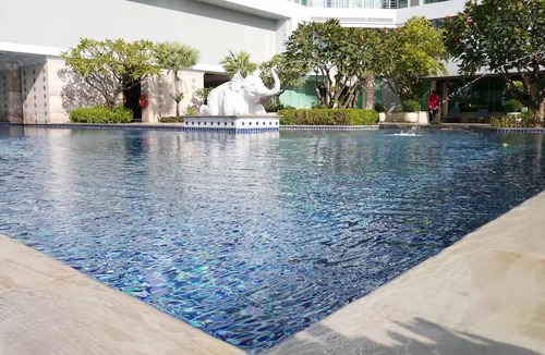 Khlong Ton Sai Apartment | Stylish two bedroom with river view