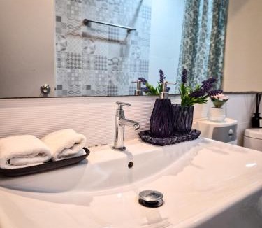 Wat Tha Phra House | Susies Home Stay - 4BR - Sleeps 10