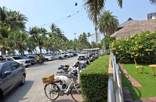 Ban Bang Saen Hotel | The beach bangsaen condo daily room Poolside