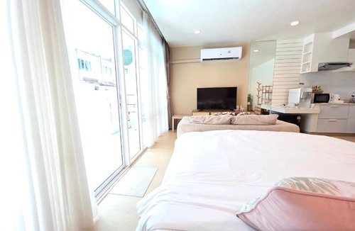 Ban Bang Saen Hotel | The beach bangsaen condo daily room Poolside