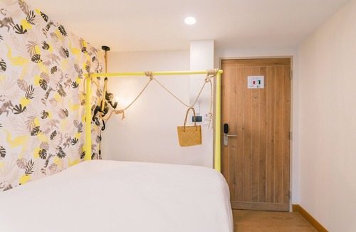 Sri Phum Hotel | The Small Room Queen Bed: Monkey