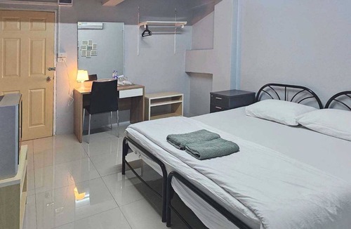 Bang Chalong Hotel | Toucan Bed And Cafe