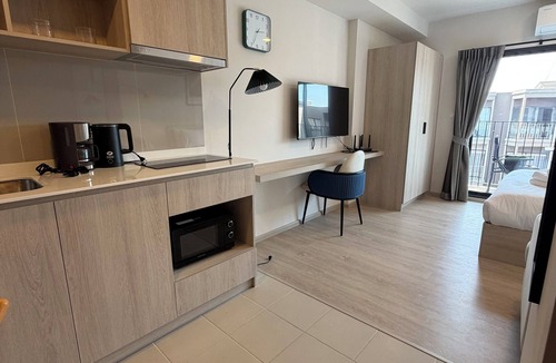 Khao Takiab Condo | Tropical pool resort new modern studio, 5 min walk to the beach in Hua Hin