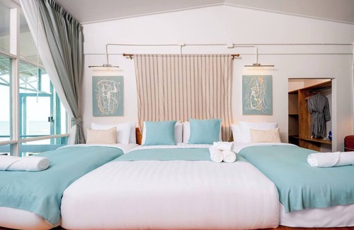 Hua Hin House | Wander at Bayside 19 | Upstairs Sea-View Room, bathtub & sunset (sleeps 4)