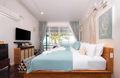 Hua Hin House | Wander at Bayside 19 | Upstairs Sea-View Room, bathtub & sunset (sleeps 4)