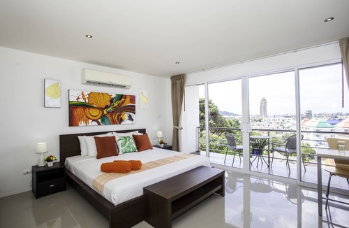 Nanai Road Resort | Wazza's Patong Apartment, Smart TV and Fast Wi-Fi, Swimup Bar, Restaurant & Gym.