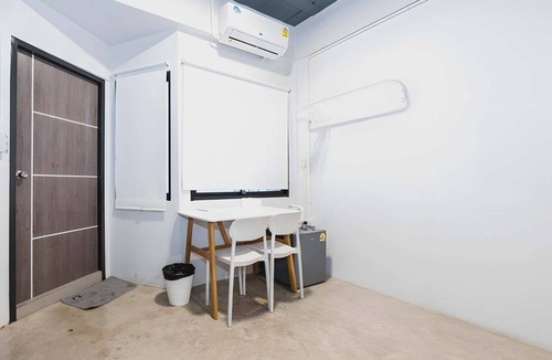 Nana Hotel | Yellow Place Sukhumvit Soi 2