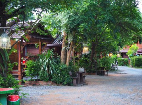 บ้านพัก ญาวีร์ เฮาส์ in Ban Nam Mong