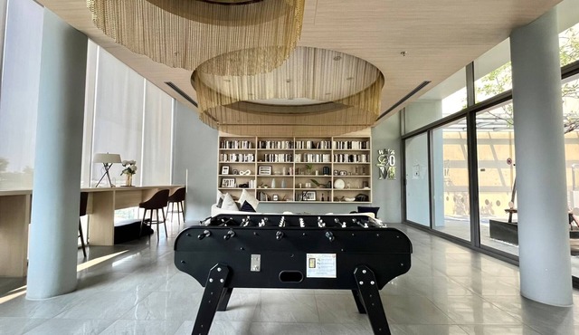 1-bedroom apartment 400 m to sky train with high speed WiFi, rooftop pool, Gym