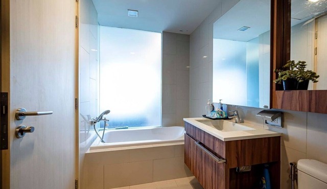 2-bedroom condo in phenomenal Krung Thep Maha Nakhon with AC, fitness room