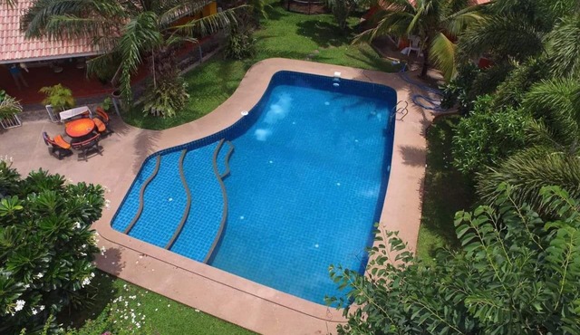2 Bedroom Pool House, Car Service