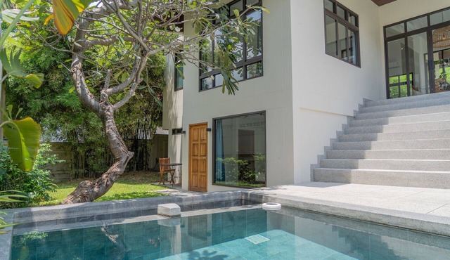 3 BR/3 BA, up to 7 guests, private pool, located 5' from the beach