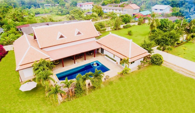 4/5 BDR luxury Balinese villa with pool and jacuzzi