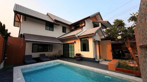 4-bedroom detached house with a pool, newly renovated in a modern style, near CF with convenient transportation, close to the Old Town