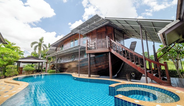 4 BR Royal Boat Pool Villa – Pattaya's Hidden Haven