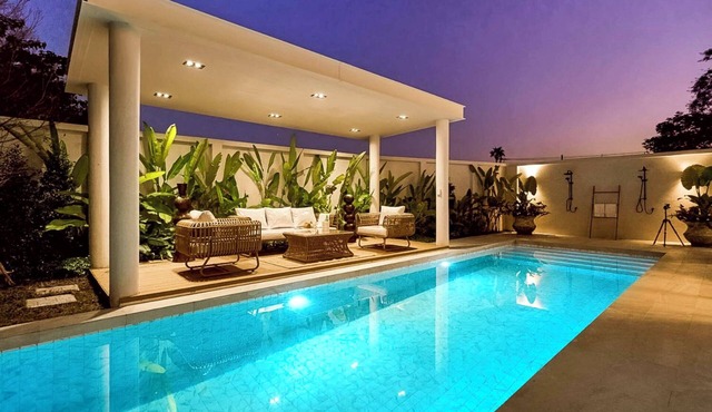 4BR Art-Luxury Pool Villa - Cozy Sala & WiFi