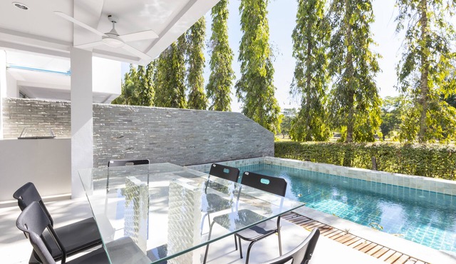 5 bed/bath villa for 14 guests, private pool, 7kms to Patong beach.