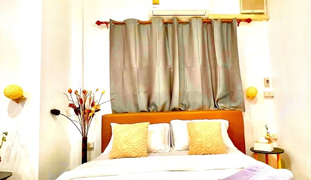 5 bedroom Family Friendly House Huai Khwang Bangkok