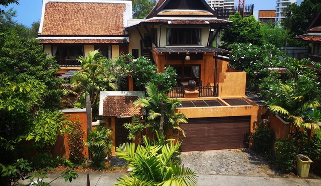 5 Star Private Poolville with Pool table 100 m from sea
