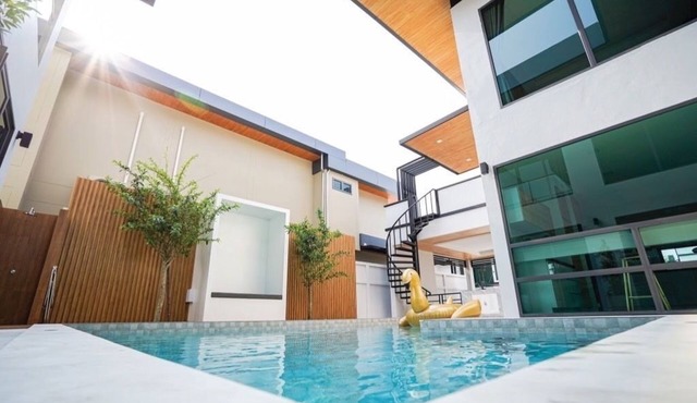 6-bedroom villa in superb Muang Pattaya with WiFi, AC, fitness room